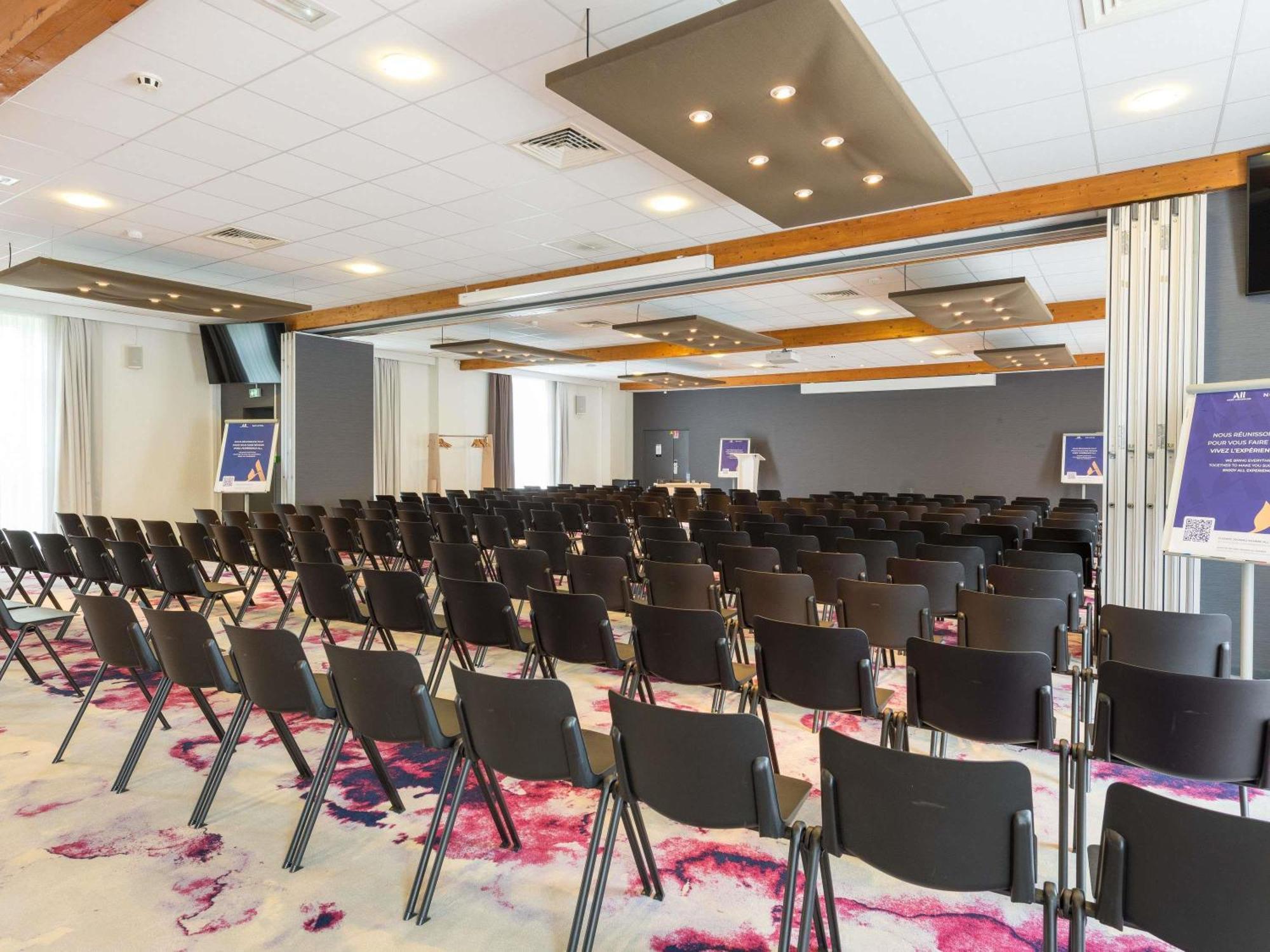 Novotel Saclay Exterior photo