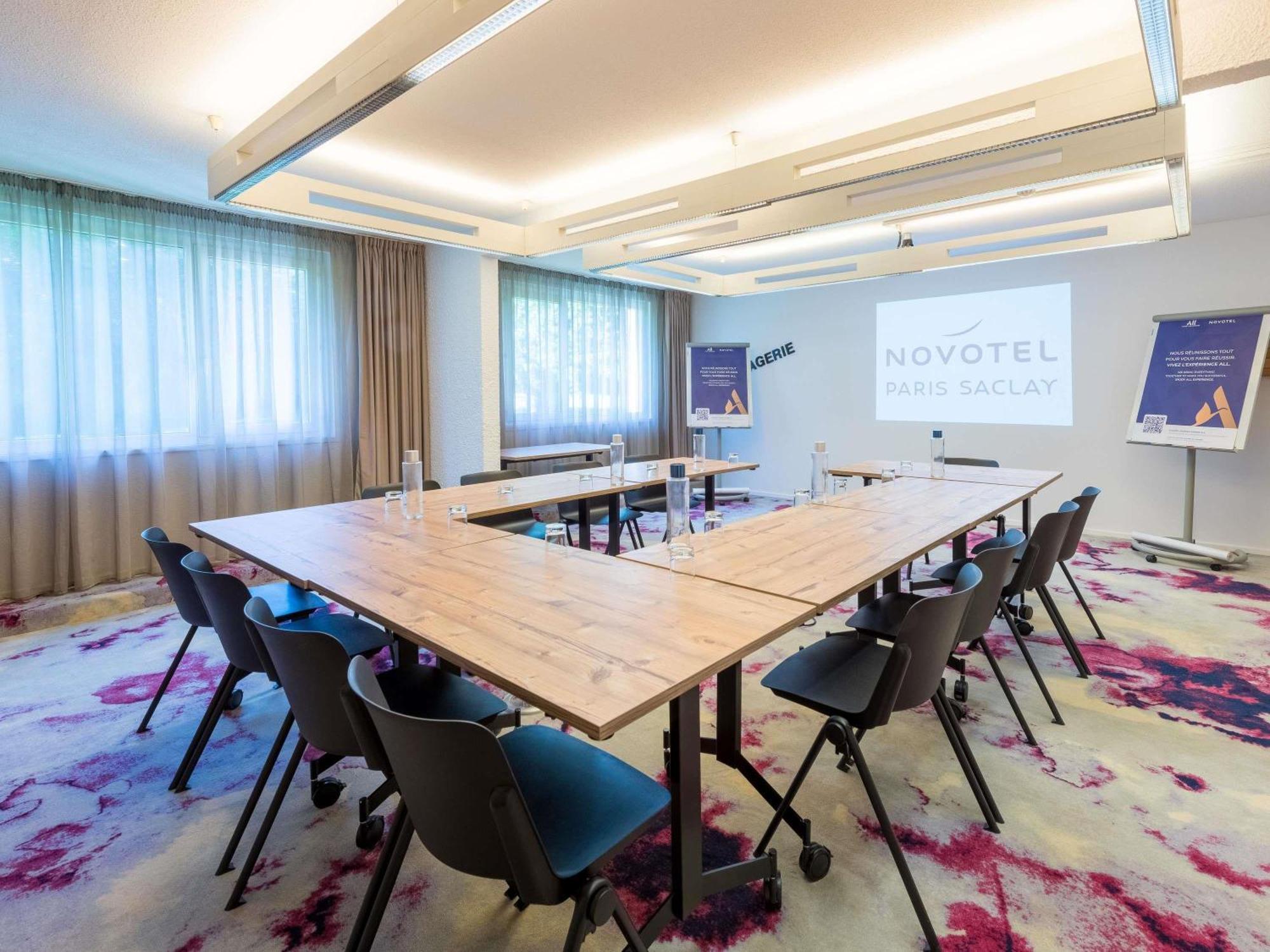 Novotel Saclay Exterior photo